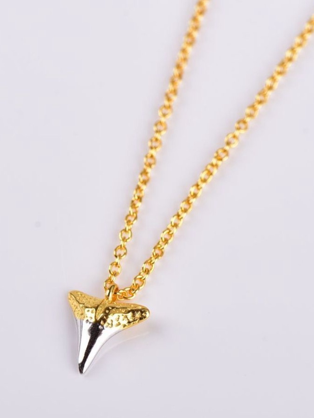 ✨BNWT - BE YOU Beach Jewelry Two-Toned Shark Tooth Pendant Nacklace✨